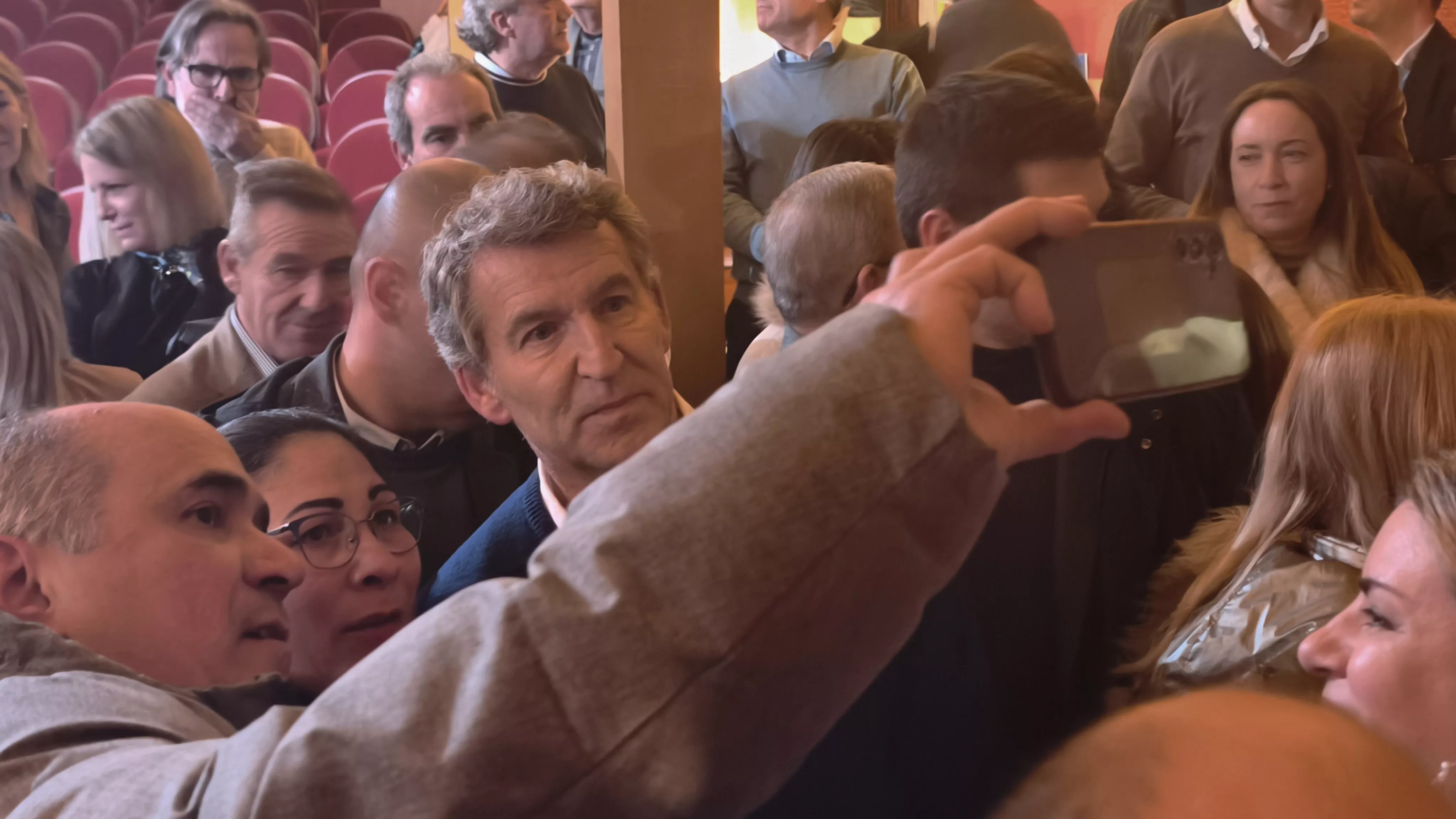 Mitin de Alberto Núñez Feijóo en el Teatro Olimpia de Huesca.