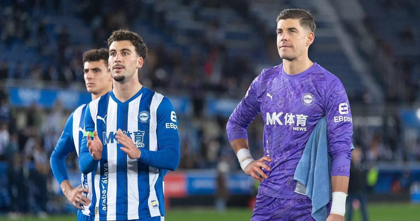 Ángel Pérez, detrás a la izquierda, tras su debut con el Alavés. Foto: Deportivo Alavés