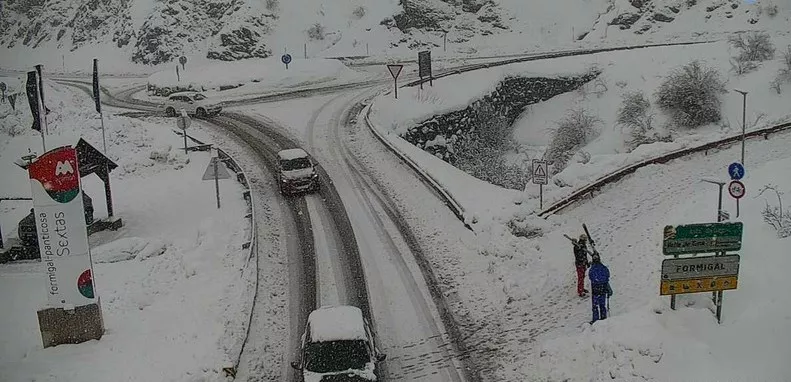 Imagen del estado de la vía el mediodía de este jueves en Formigal.