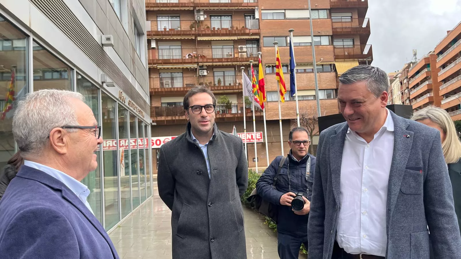 El ministro Carlos Cuerpo en su llegada al Hotel Abba junto con Miguel Gracia y Fernando Sabés. Foto Mercedes Manterola