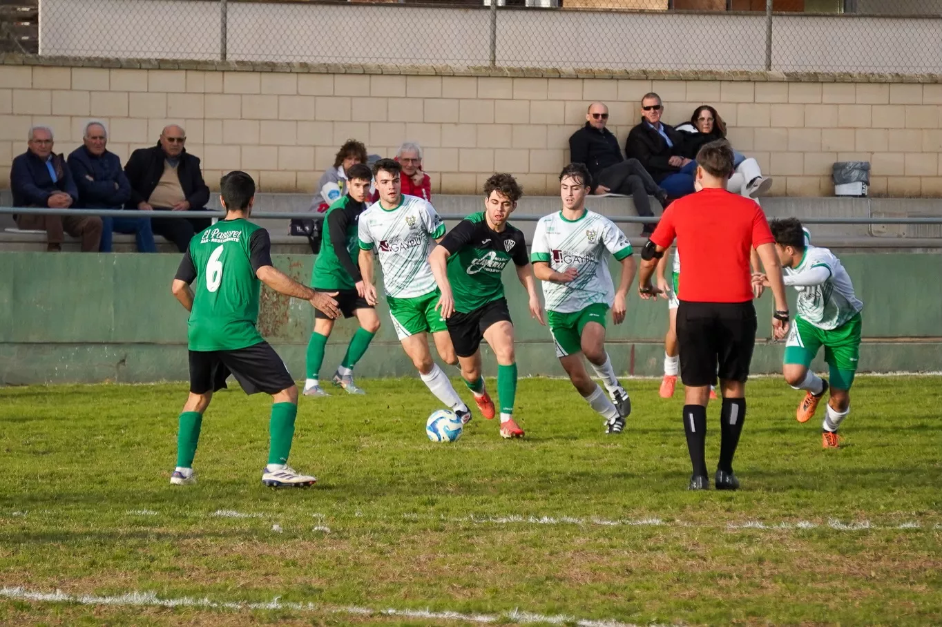 Foto de archivo. Altorricón-Peñas Oscenses. Partidos, horarios y designaciones arbitrales del fútbol altoaragonés del 7 y 8 de febrero