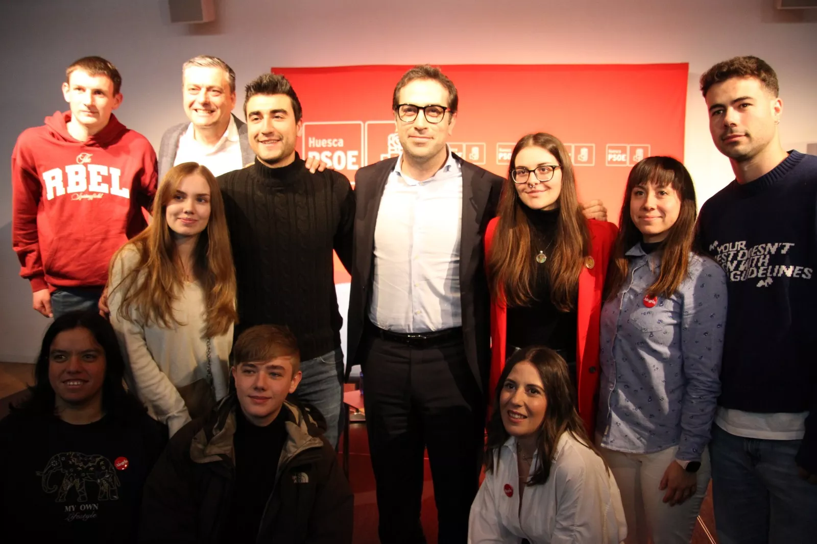 El ministro Cuerpo responde a la petición de fotografías de asistentes al acto. Foto Carlos Neofato
