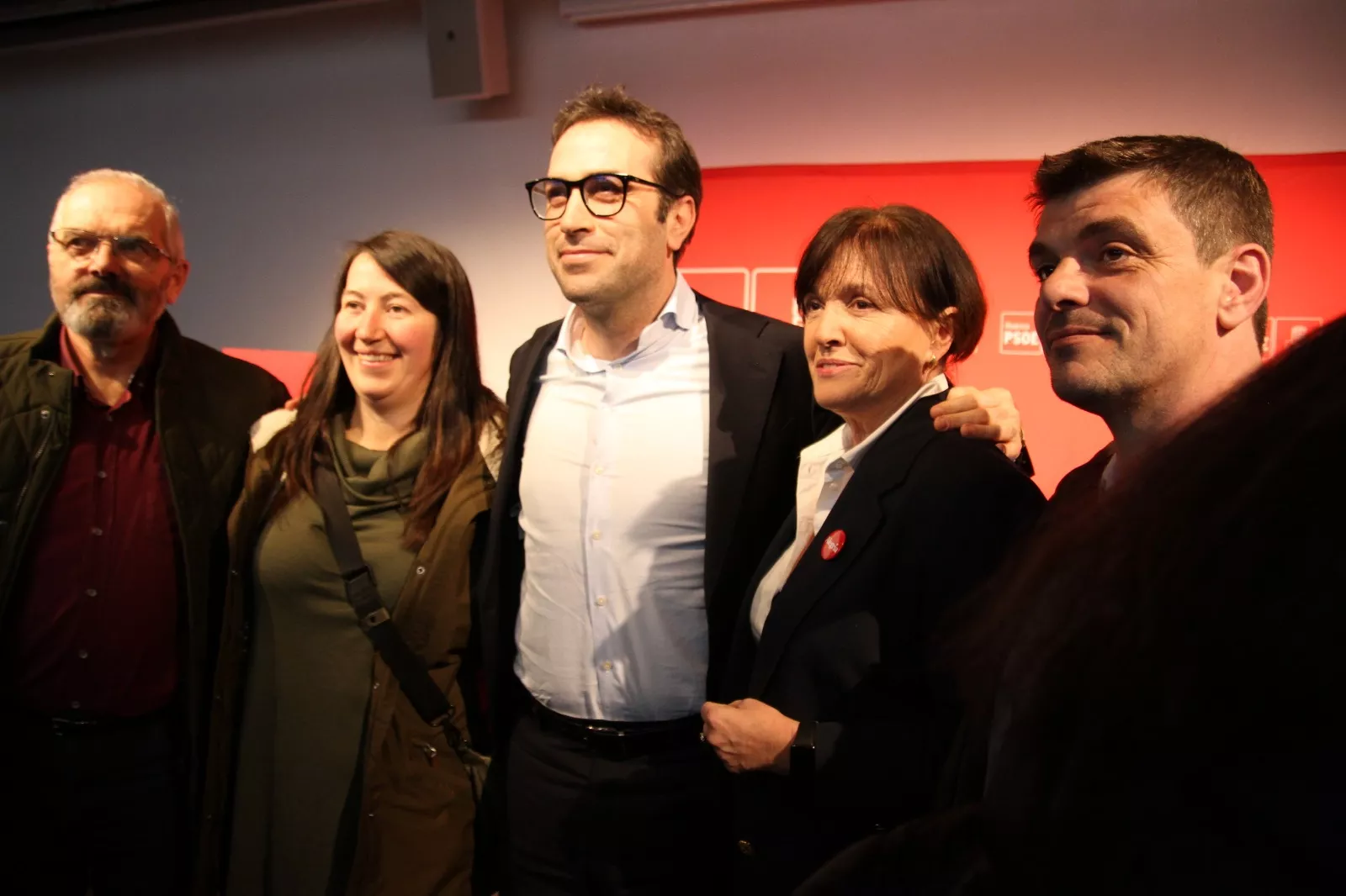 El ministro Cuerpo responde a la petición de fotografías de asistentes al acto. Foto Carlos Neofato