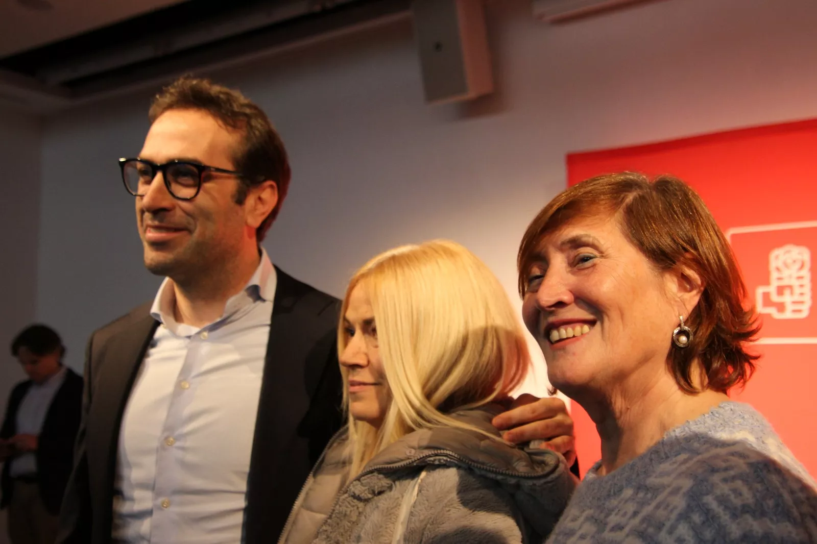 El ministro Cuerpo responde a la petición de fotografías de asistentes al acto. Foto Carlos Neofato