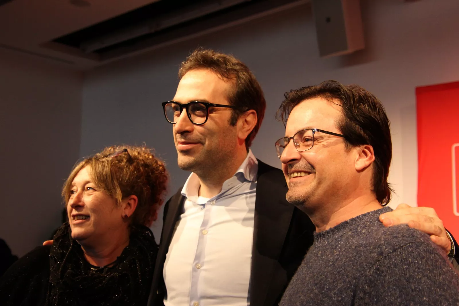 El ministro Cuerpo responde a la petición de fotografías de asistentes al acto. Foto Carlos Neofato