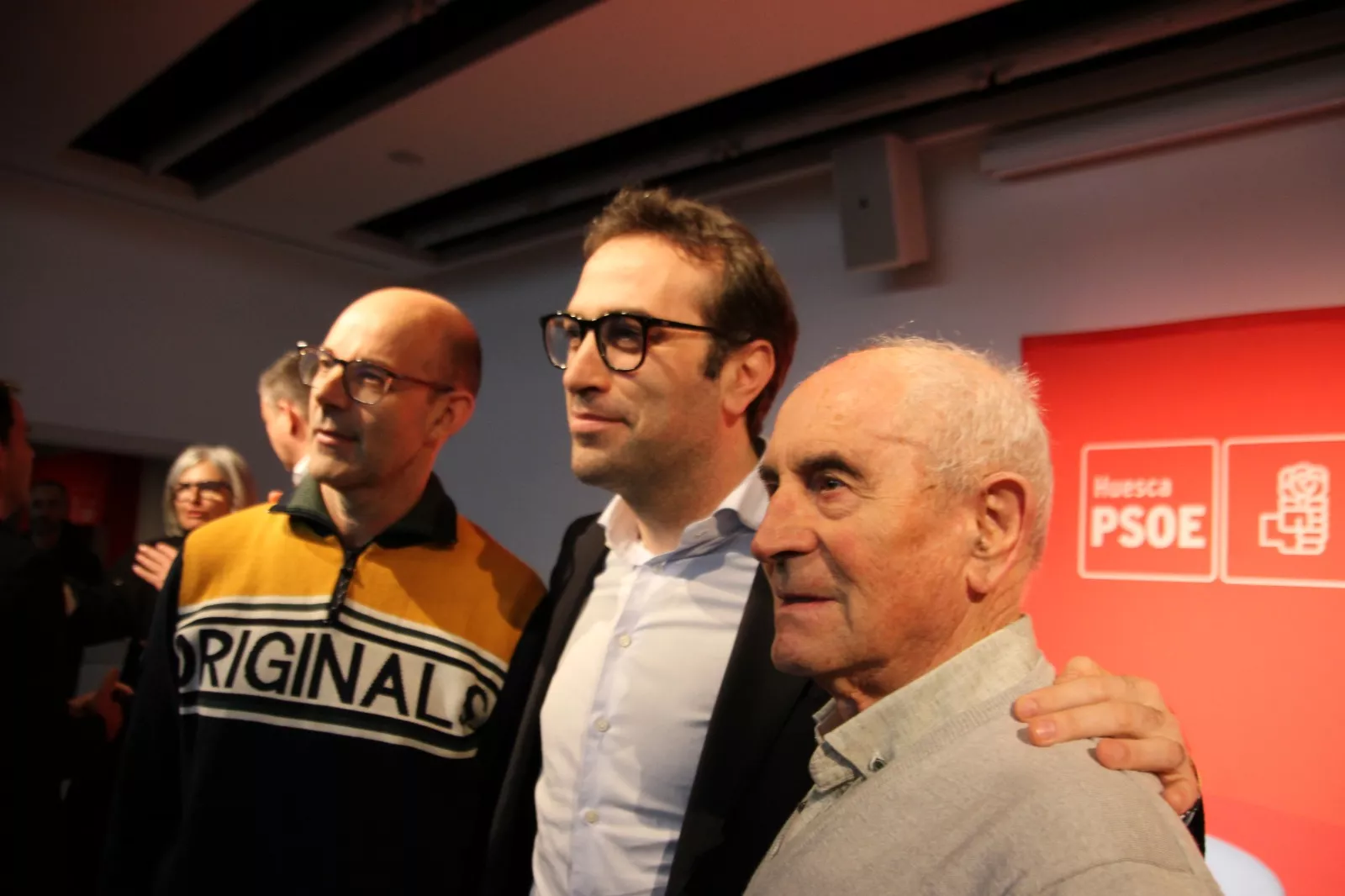 El ministro Cuerpo responde a la petición de fotografías de asistentes al acto. Foto Carlos Neofato