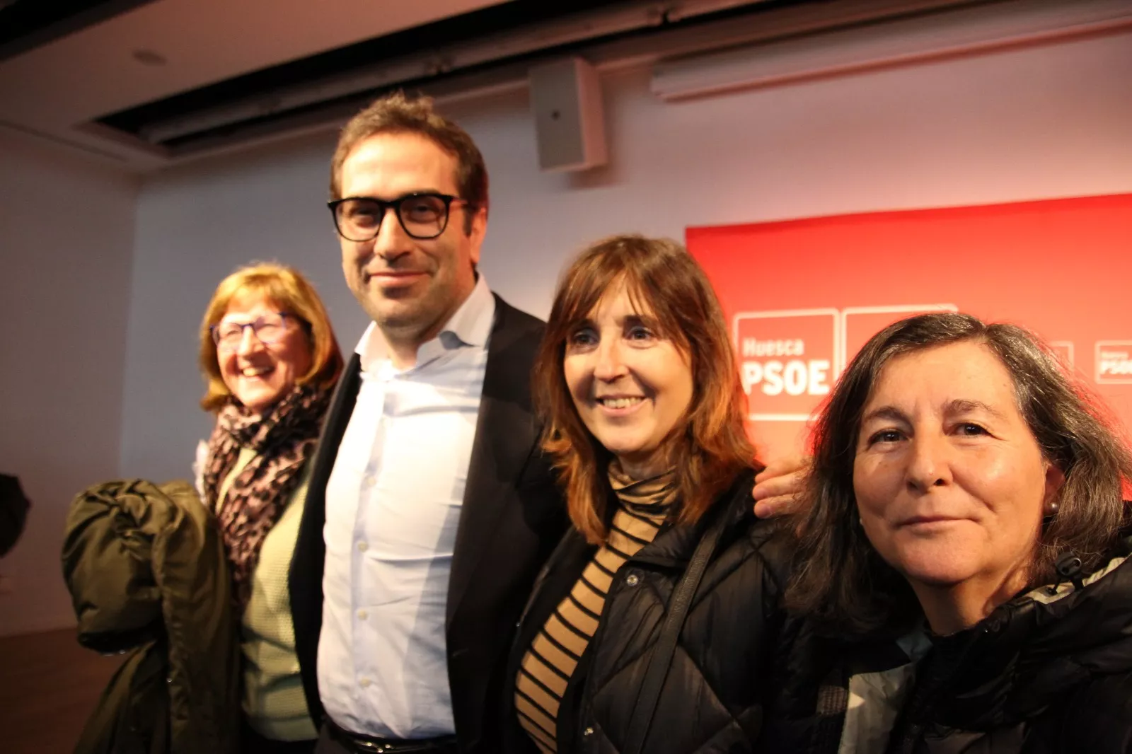 El ministro Cuerpo responde a la petición de fotografías de asistentes al acto. Foto Carlos Neofato