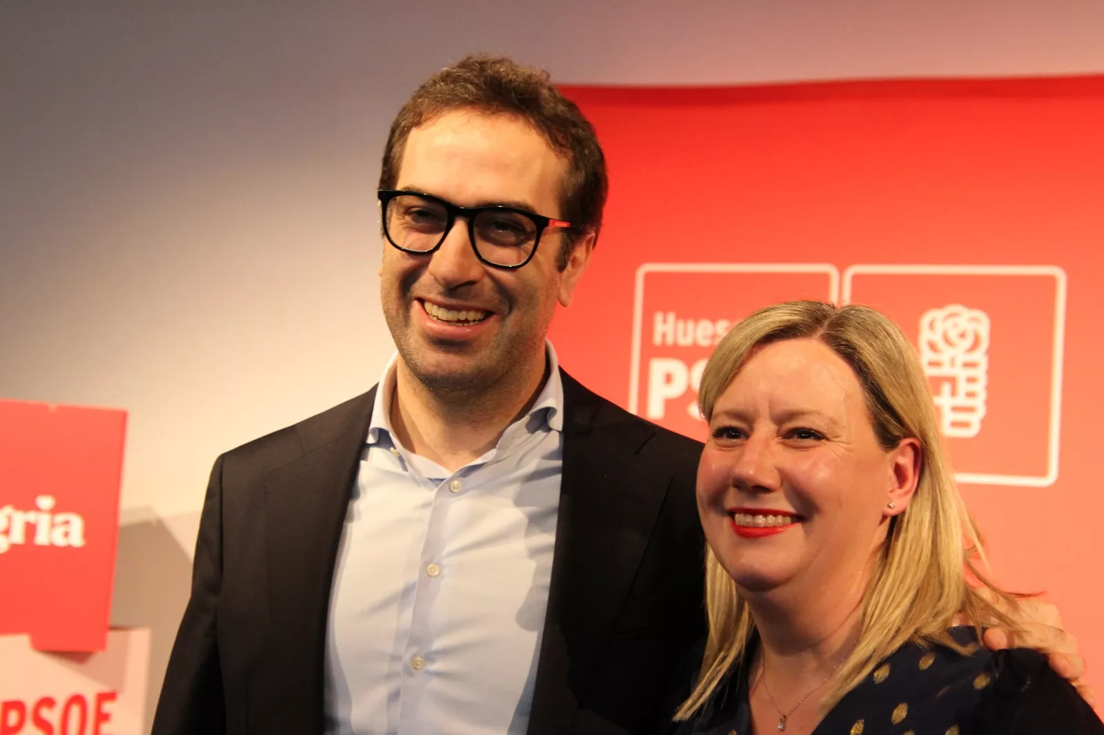 El ministro Cuerpo responde a la petición de fotografías de asistentes al acto. Foto Carlos Neofato