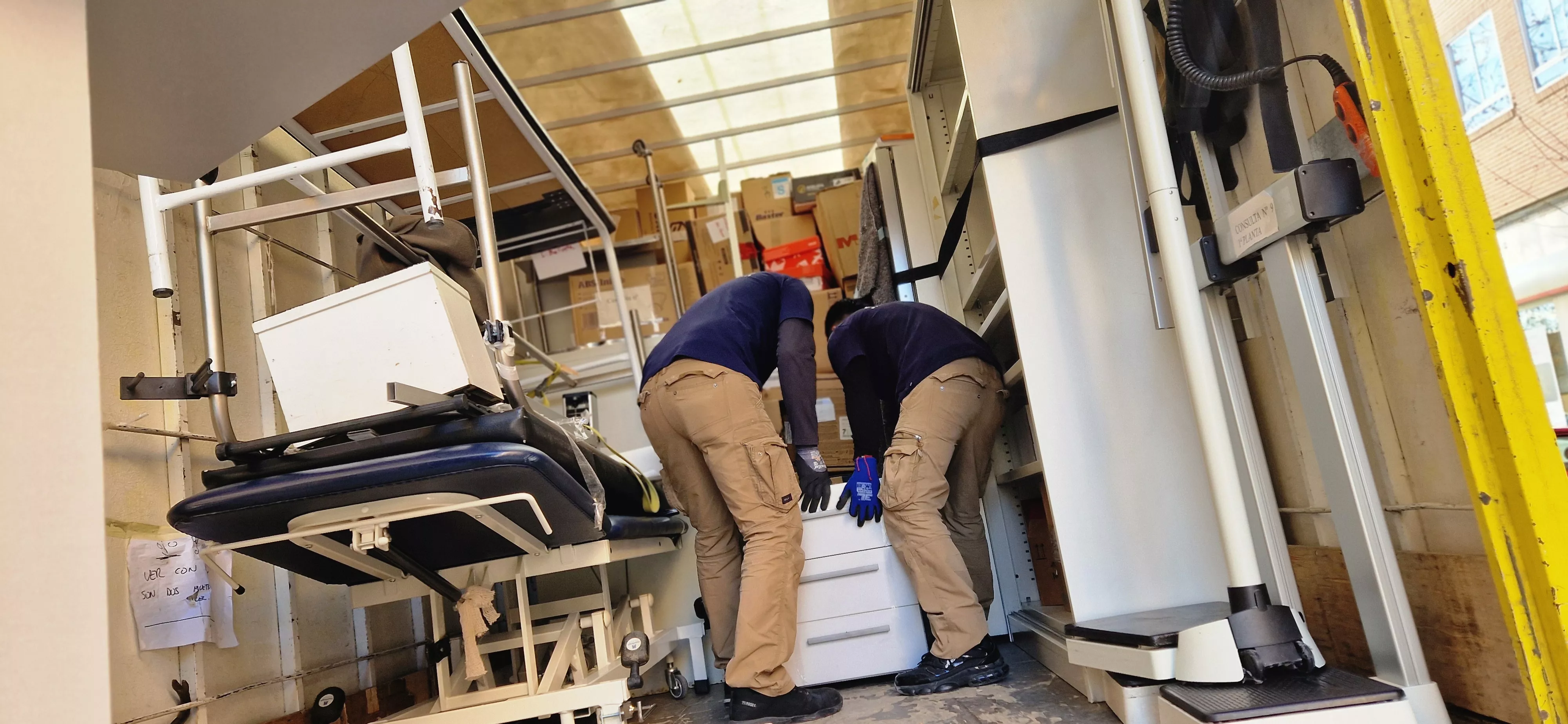 Traslado de enseres del viejo al nuevo centro de salud del Perpetuo Socorro. Foto Myriam Martínez