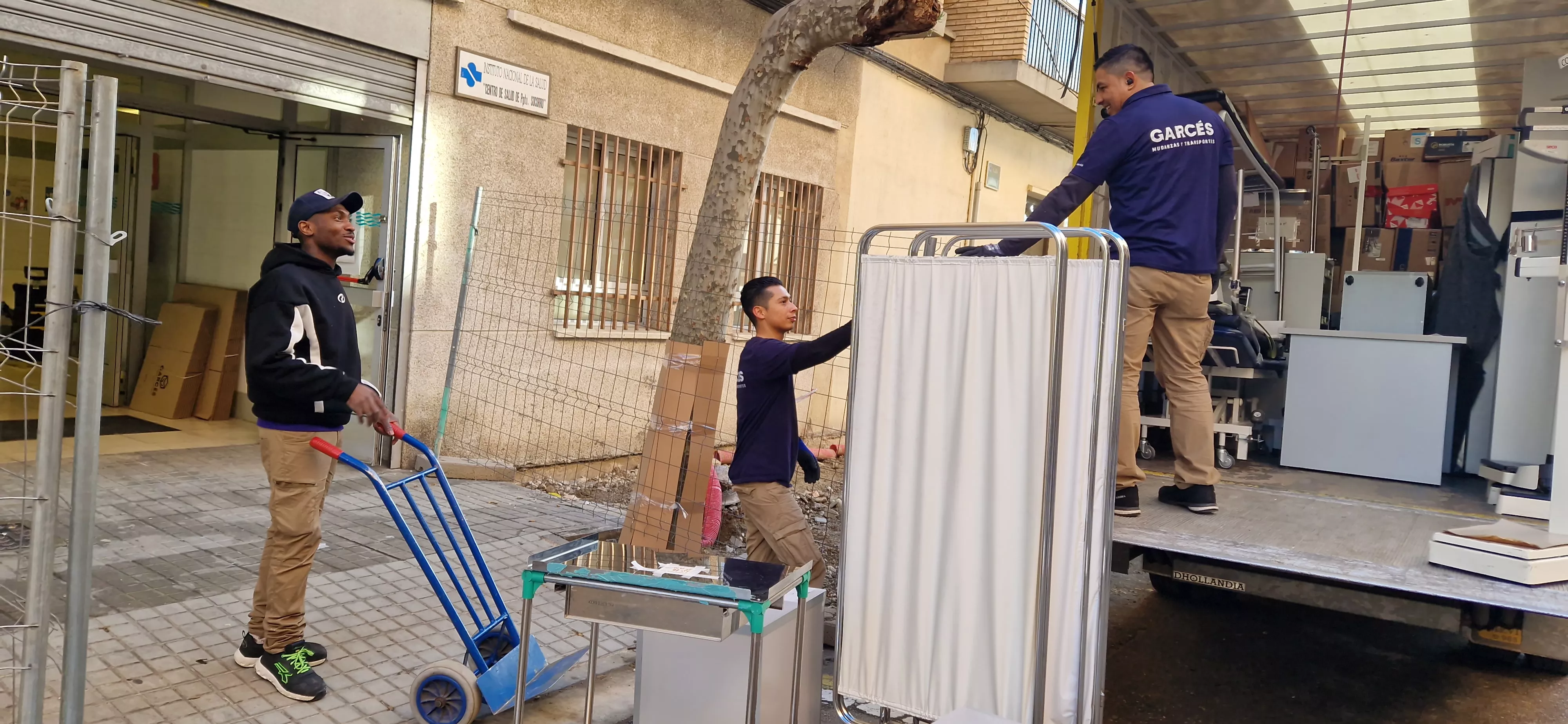 Traslado de enseres del viejo al nuevo centro de salud del Perpetuo Socorro. Foto Myriam Martínez