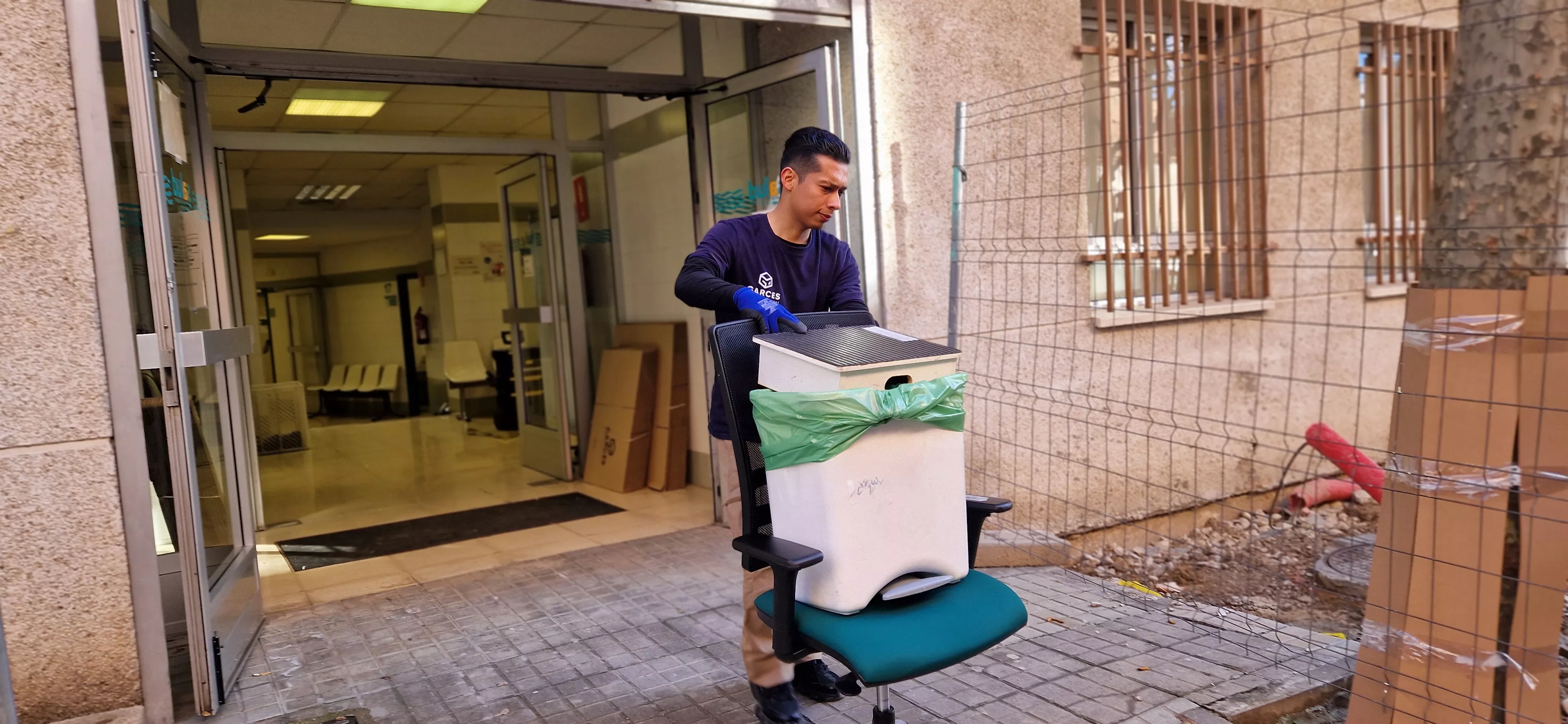 Traslado de enseres del viejo al nuevo centro de salud del Perpetuo Socorro. Foto Myriam Martínez