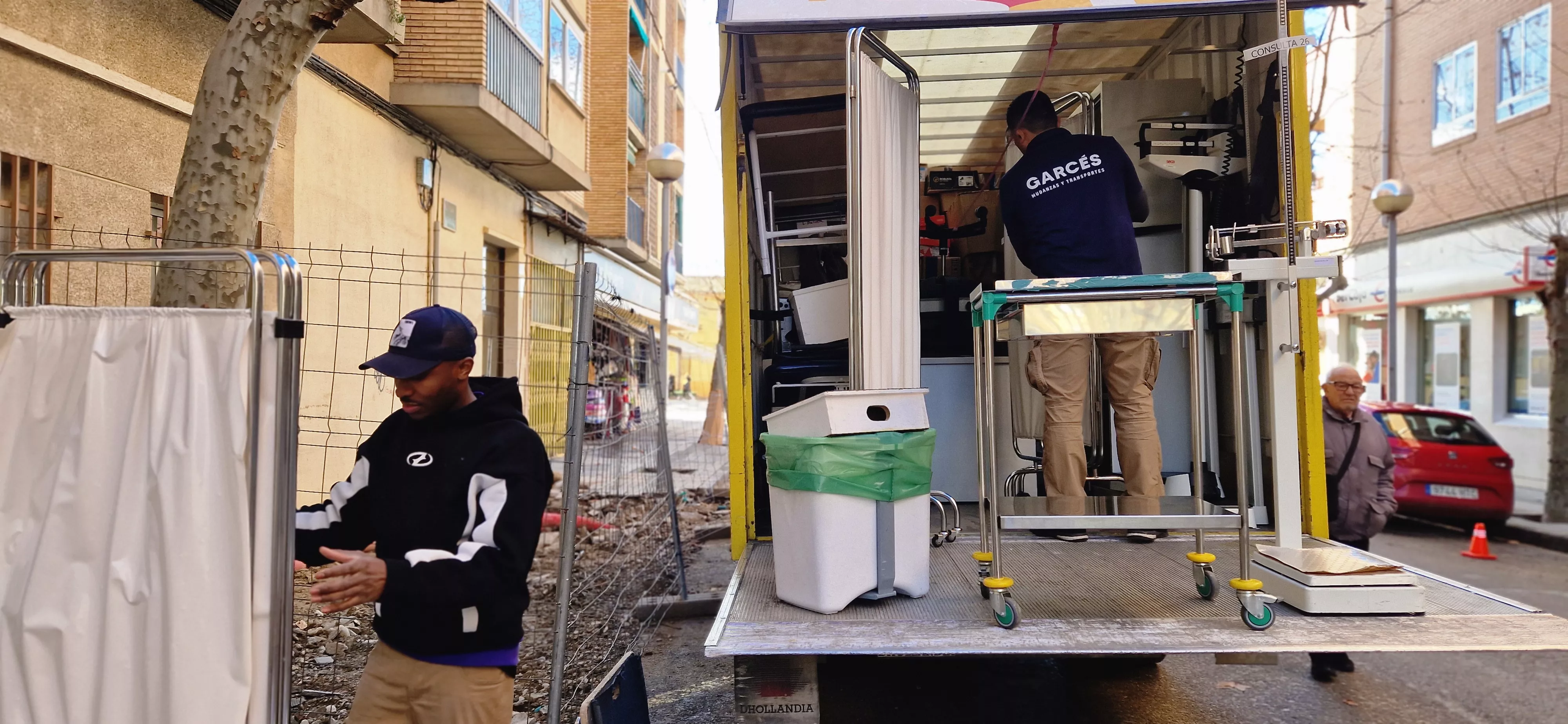 Traslado de enseres del viejo al nuevo centro de salud del Perpetuo Socorro. Foto Myriam Martínez