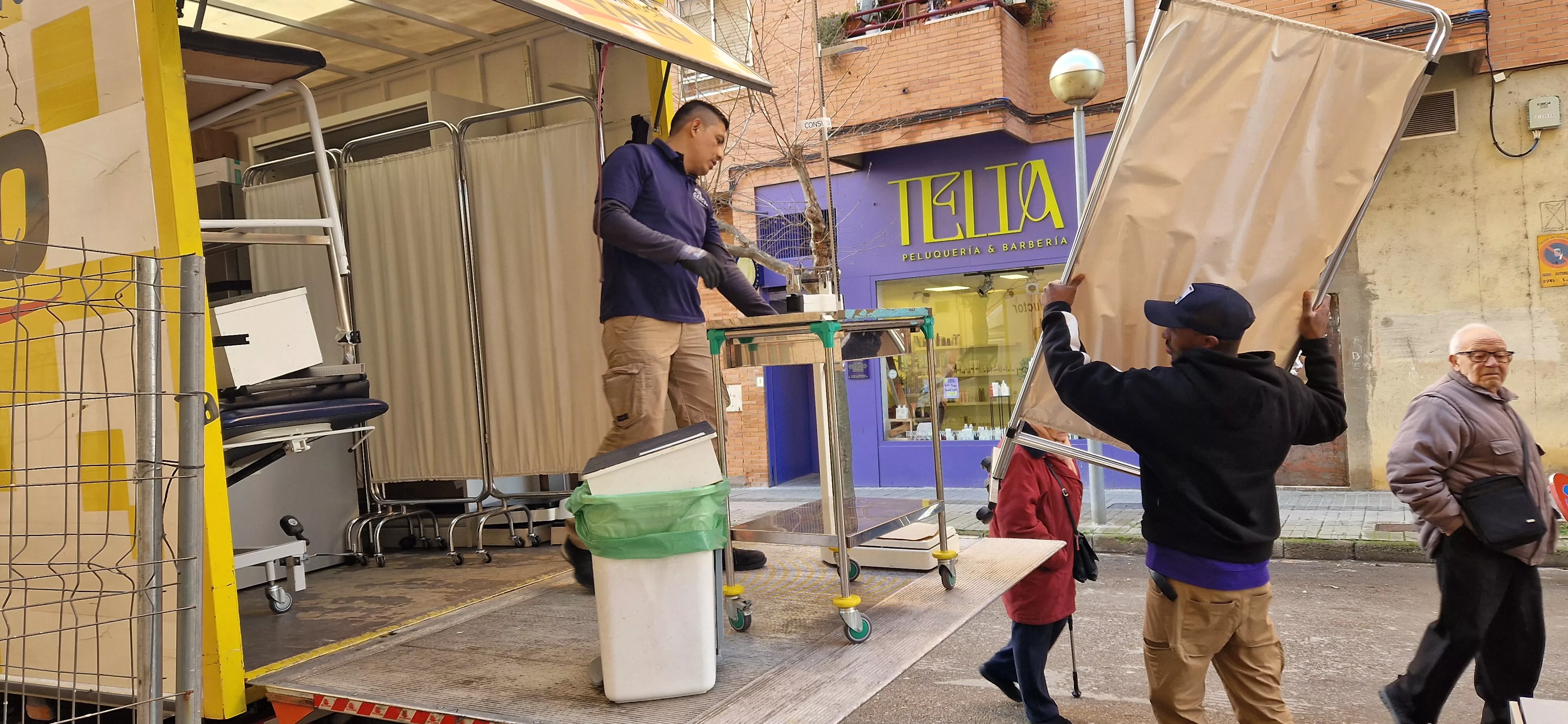Traslado de enseres del viejo al nuevo centro de salud del Perpetuo Socorro. Foto Myriam Martínez