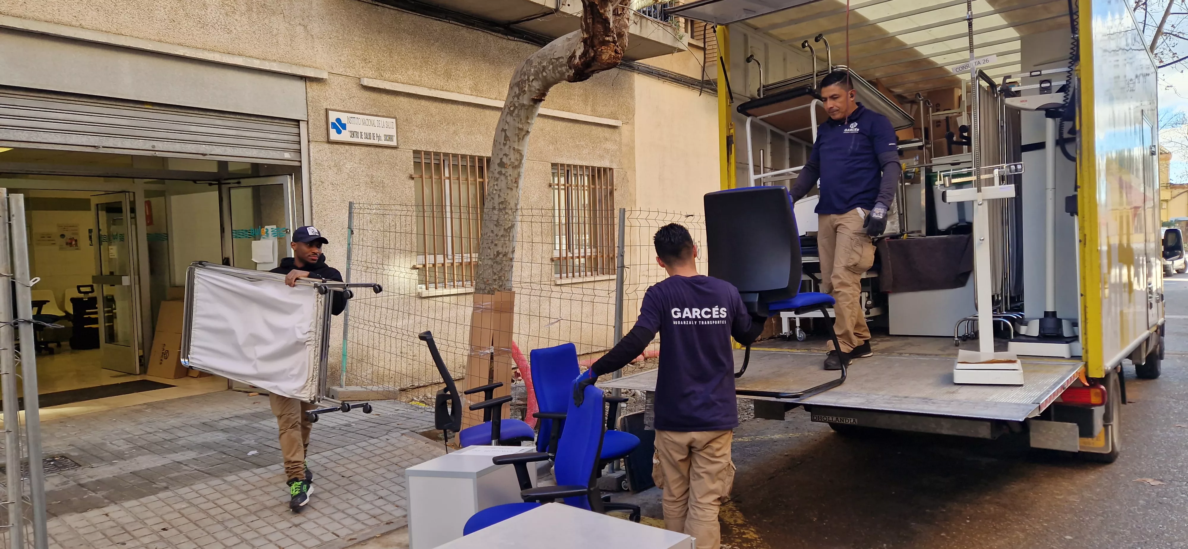 Traslado de enseres del viejo al nuevo centro de salud del Perpetuo Socorro. Foto Myriam Martínez