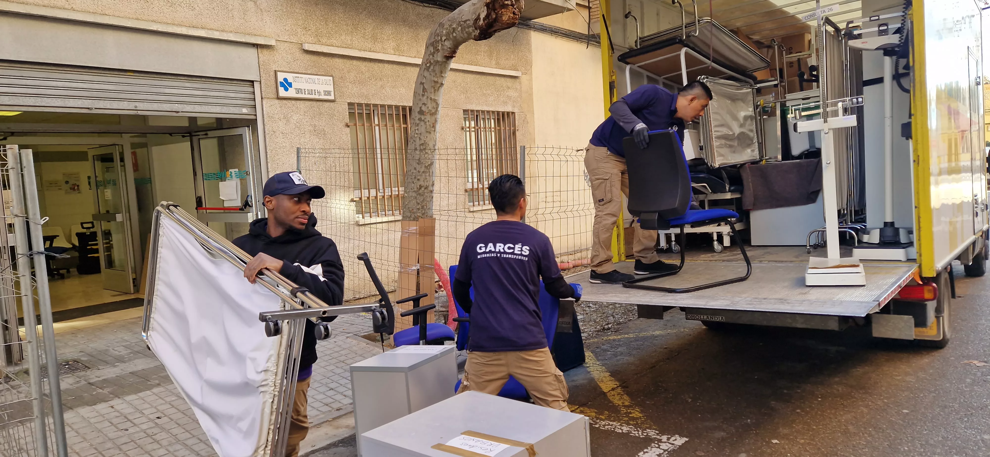 Traslado de enseres del viejo al nuevo centro de salud del Perpetuo Socorro. Foto Myriam Martínez
