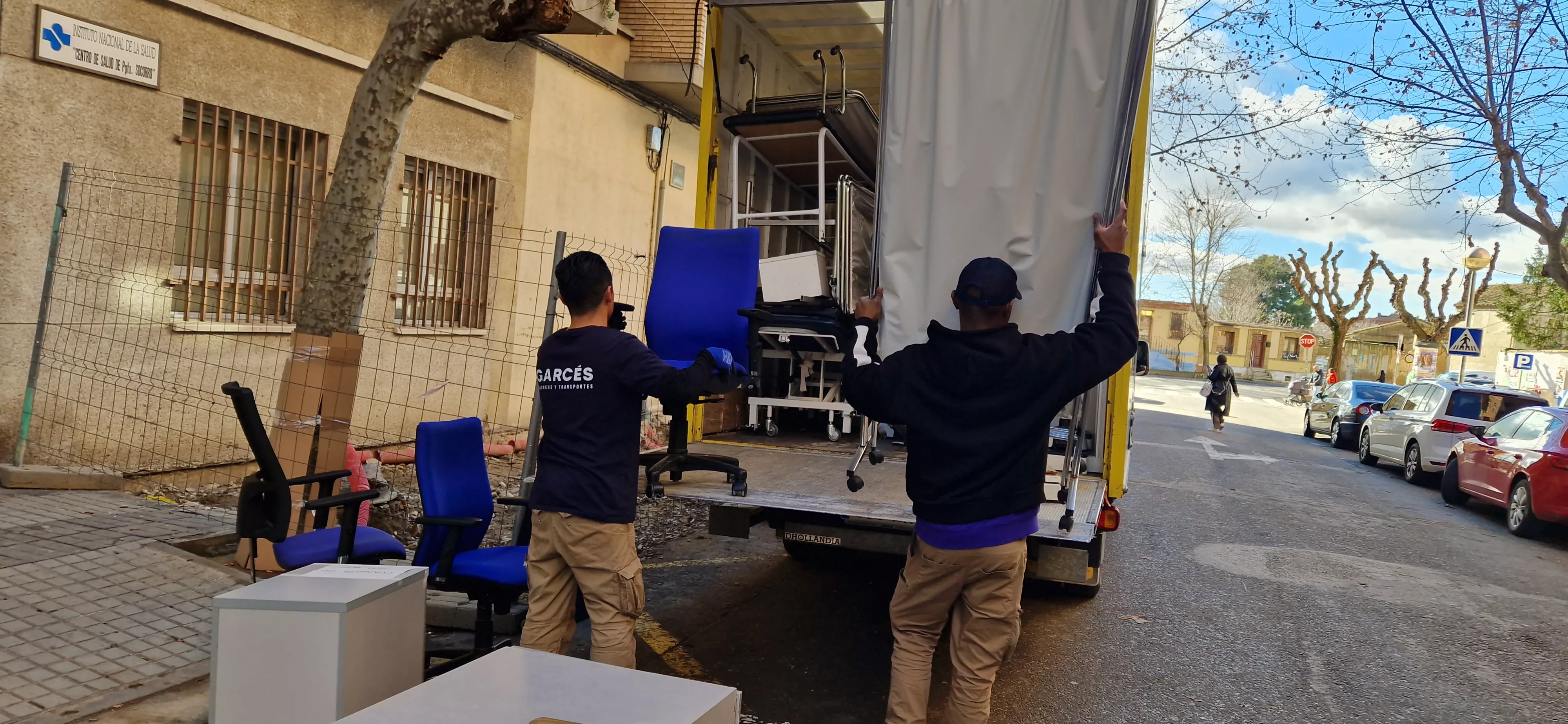 Traslado de enseres del viejo al nuevo centro de salud del Perpetuo Socorro. Foto Myriam Martínez