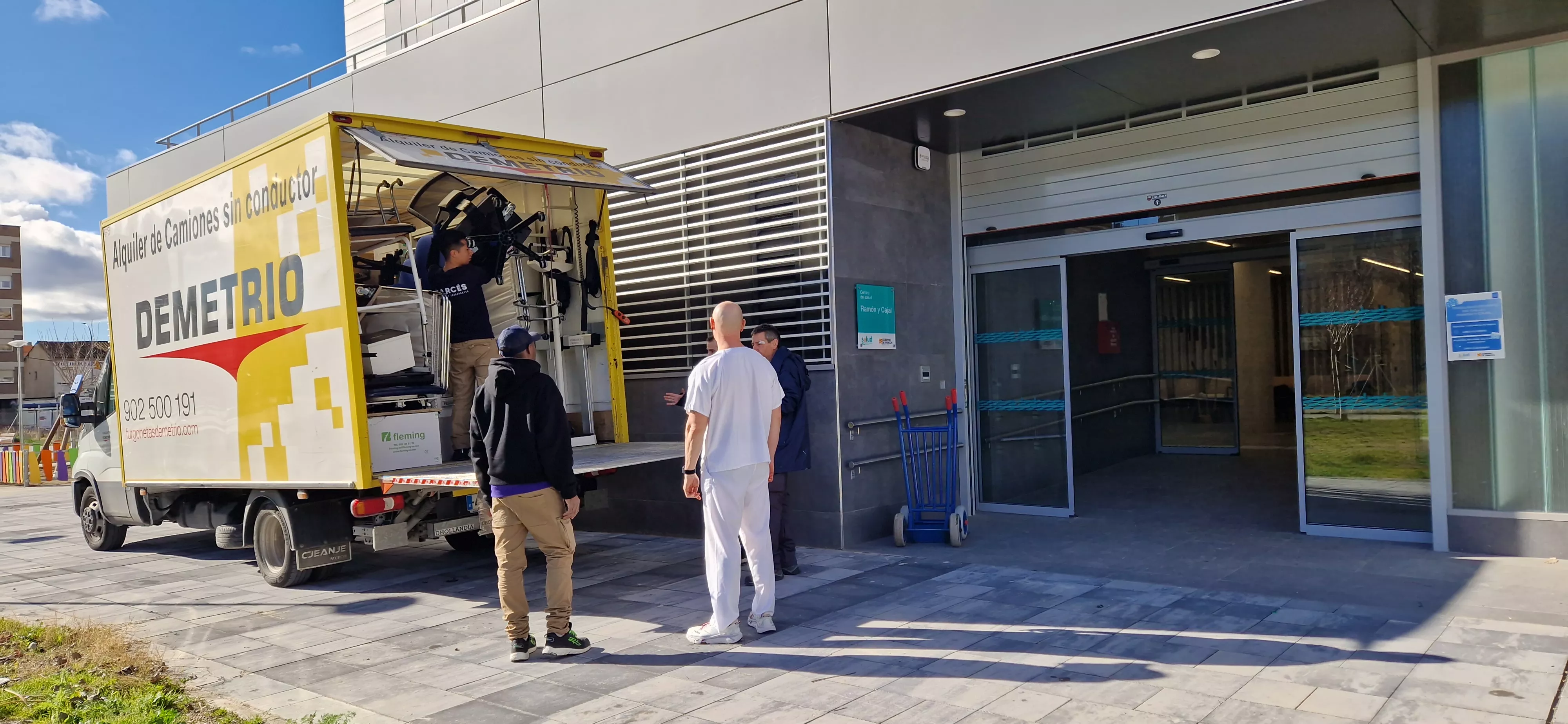 Traslado de enseres del viejo al nuevo centro de salud del Perpetuo Socorro. Foto Myriam Martínez