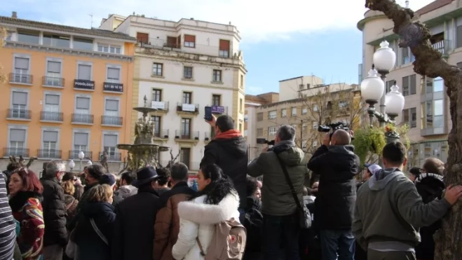 Gente en la Plaza de Navarra. Foto Carlos Neofato
