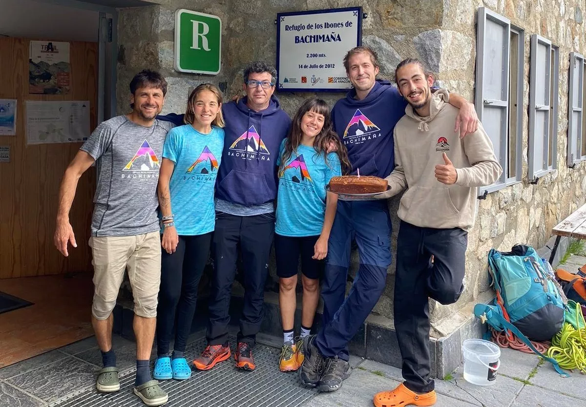 Cristian Vergara, a la derecha, con sus compañeros y amigos del refugio de Bachimaña.