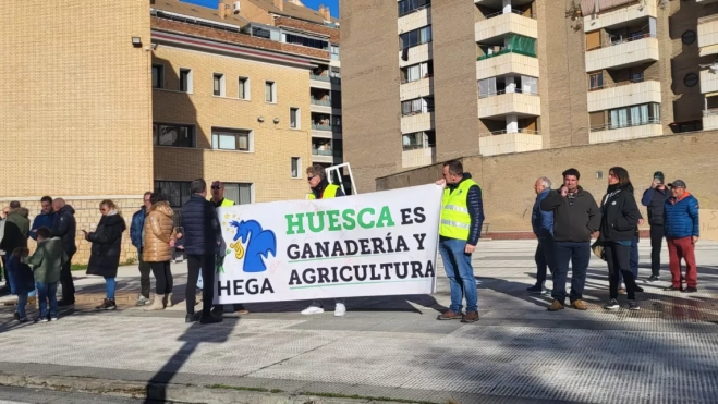 Manifestación frente al mitin de Sánchez en el Abba Huesca