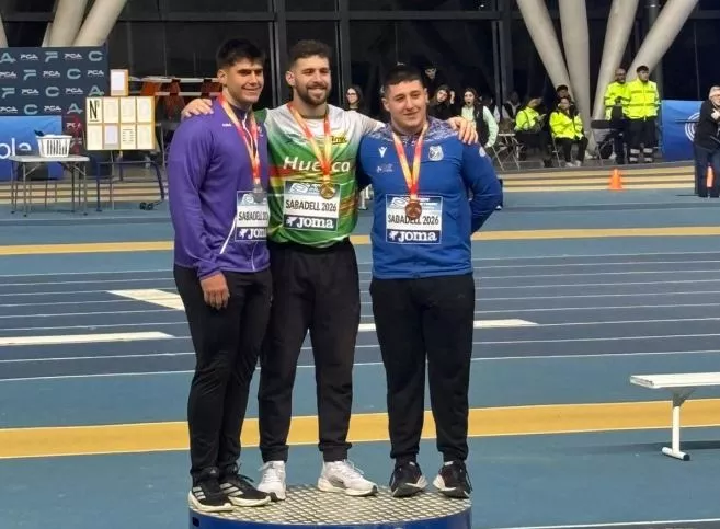 Javi Cruz en lo más alto del podio.