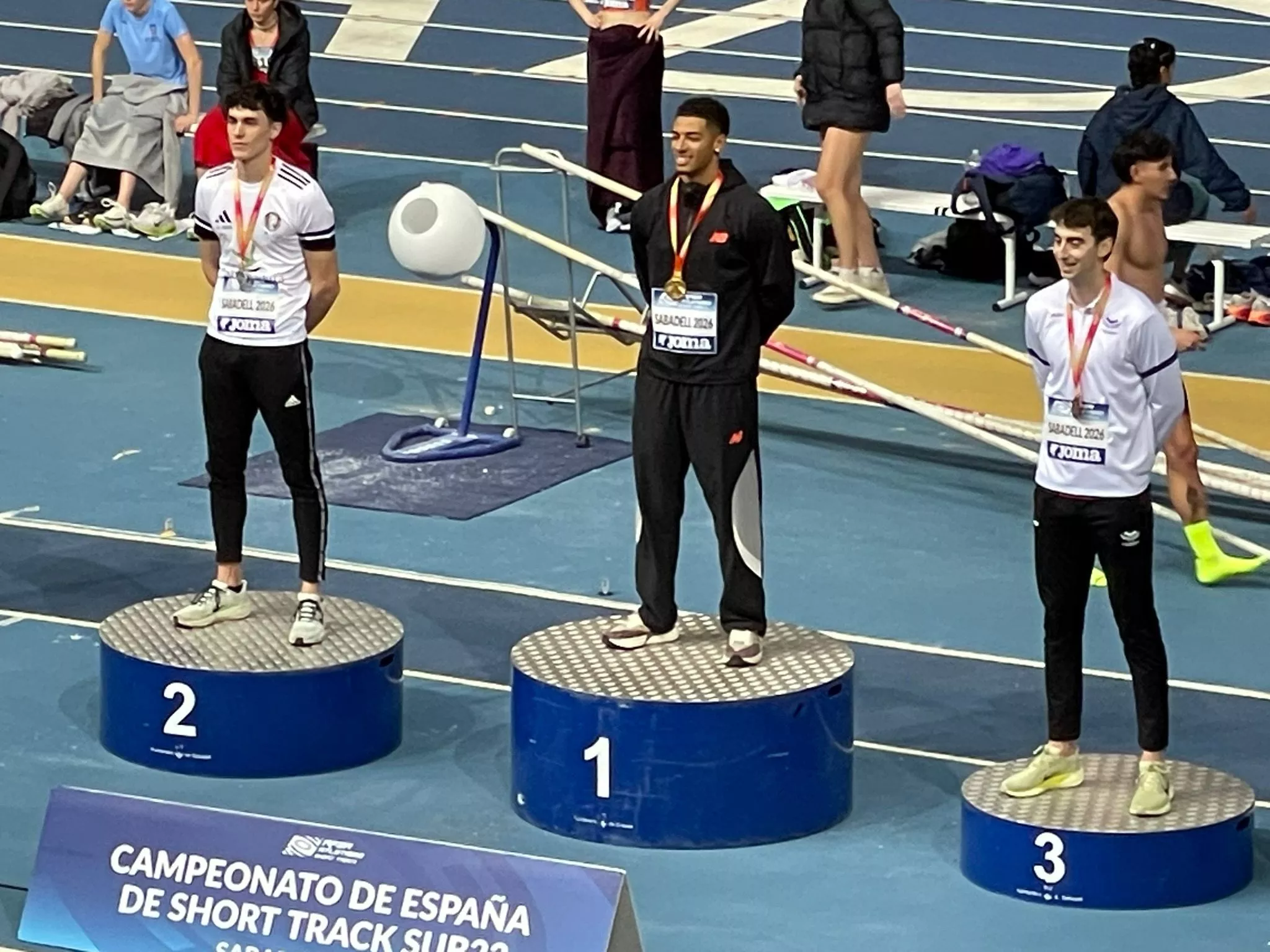 Arturo Armisén, en el podio de 60 vallas como subcampeón.