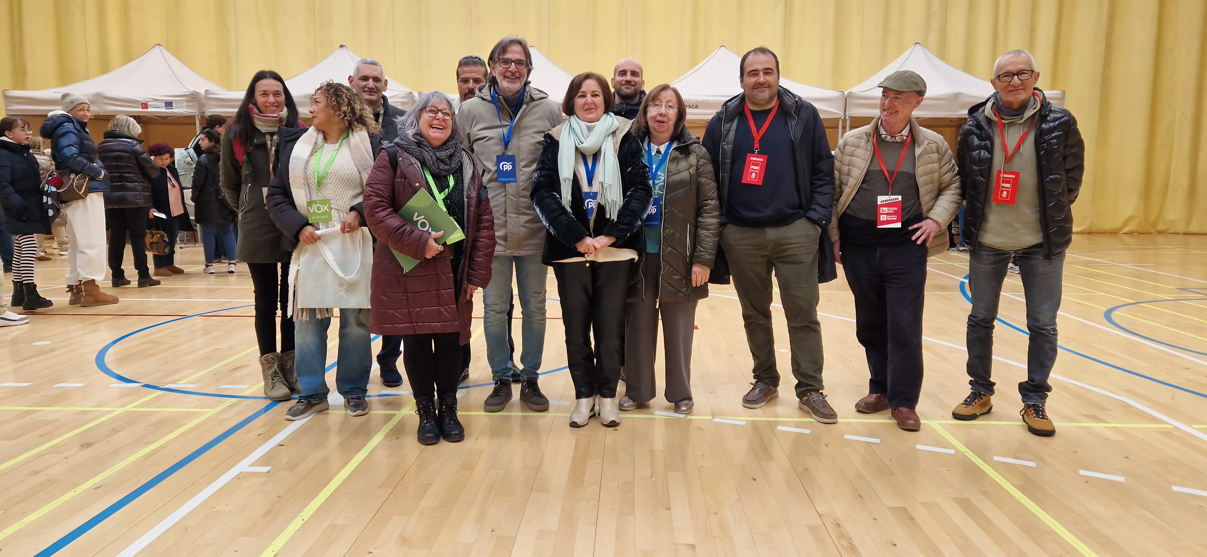 Apoderados en el Colegio Alcoraz. Foto Myriam Martínez