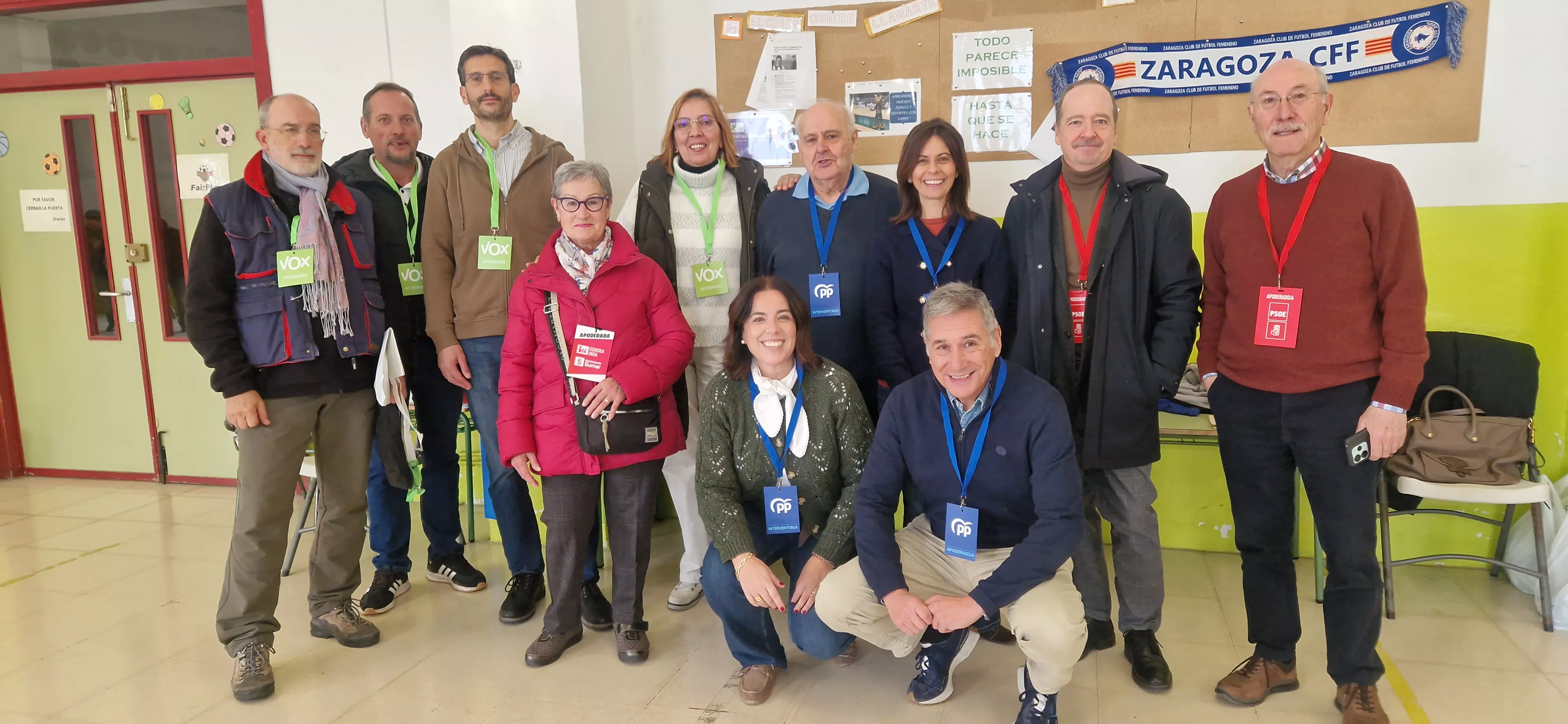 Apoderados en el Colegio San Vicente. Foto Myriam Martínez 