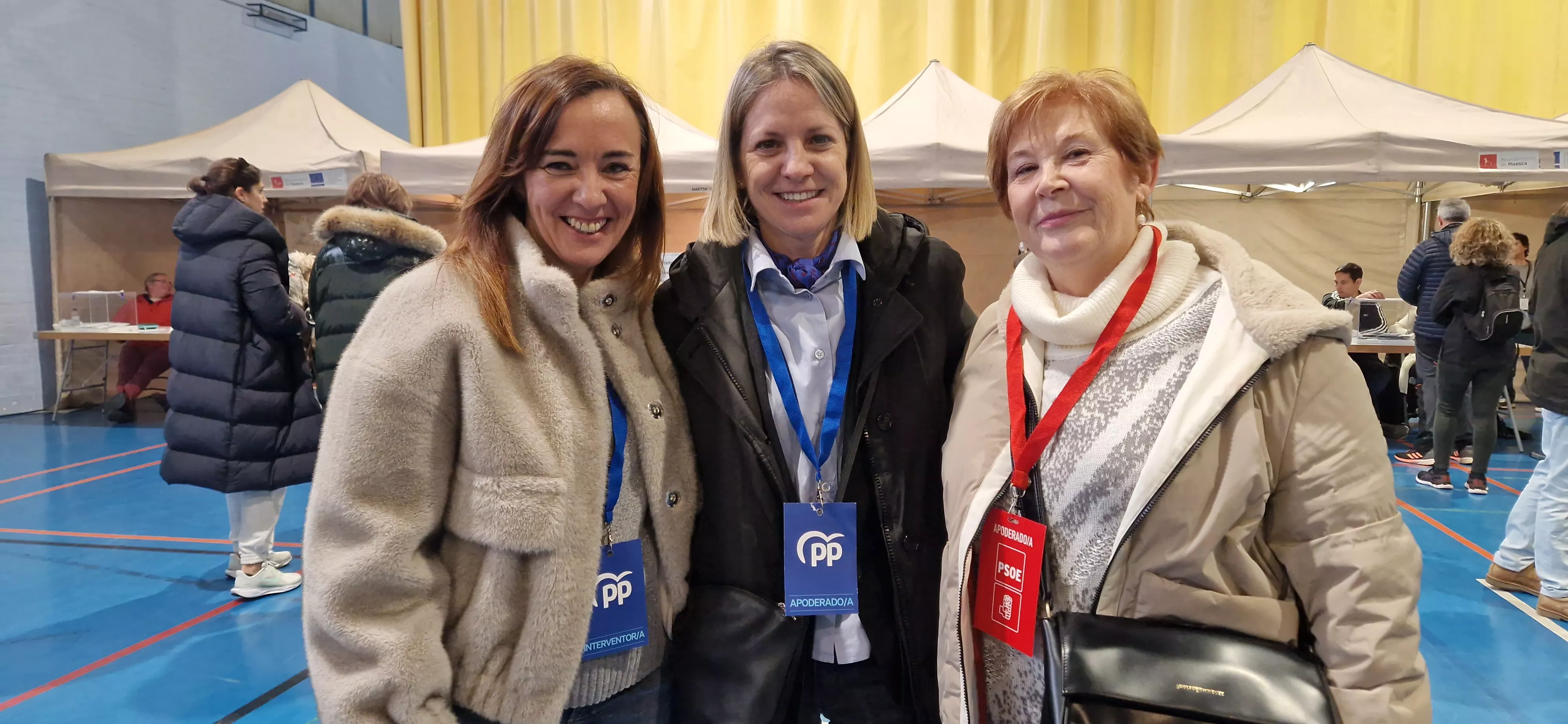 Anécdotas de la jornada electoral. Gemma Allué, Nuria Mur y Urbita Cebollero, las tres concejalas de Fiestas, en diversas épocas, han coincidido en el Colegio Juan XXIII. Foto Myriam Martínez