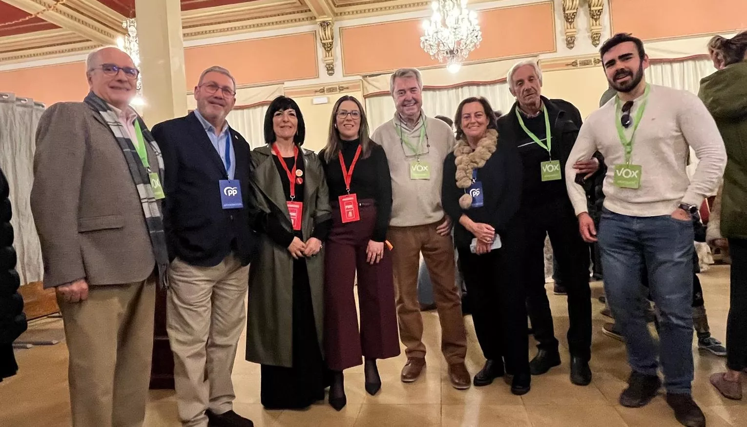 Apoderados en el colegio electoral del Casino. Foto Mercedes Manterola