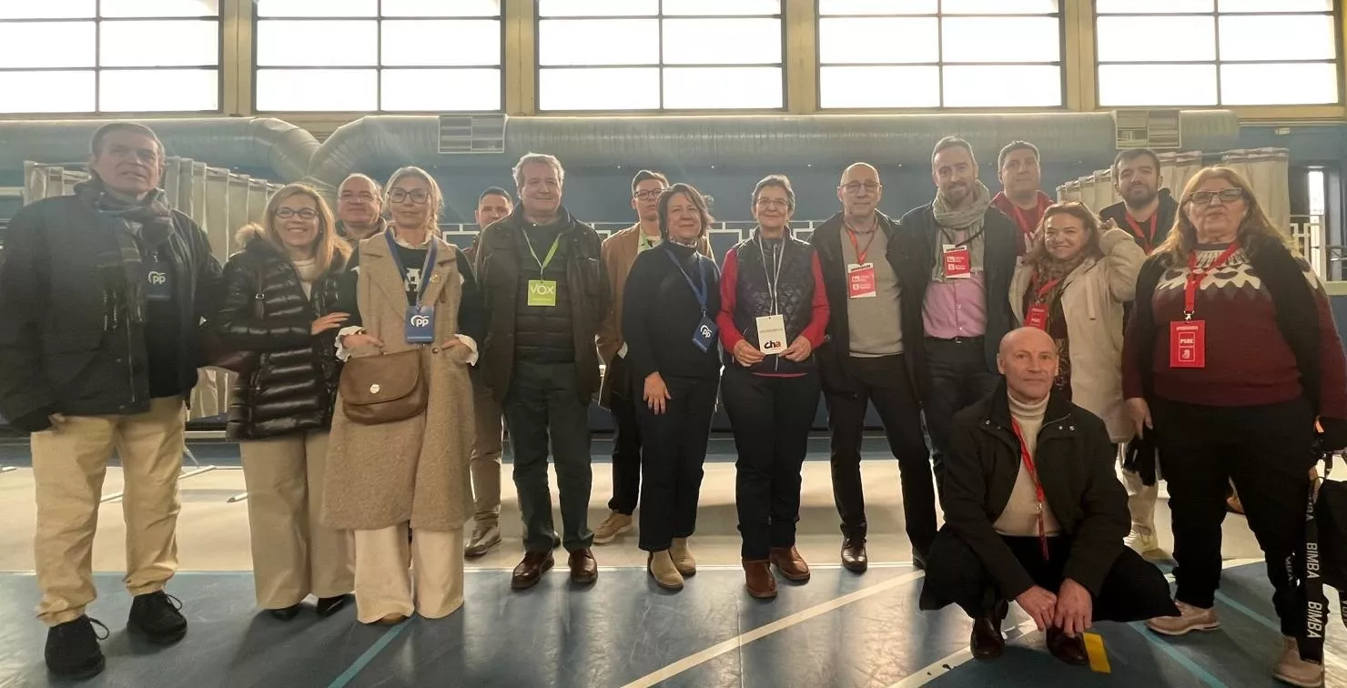 Apoderados en el colegio electoral del IES Ramón y Cajal. Foto Mercedes Manterola