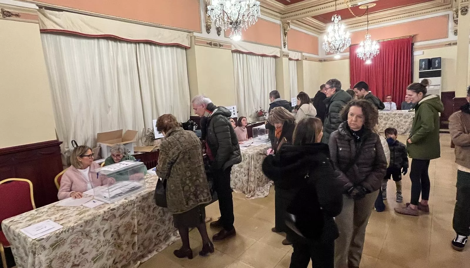 Votación en el colegio ubicado en el Casino de Huesca. Foto Mercedes Manterola