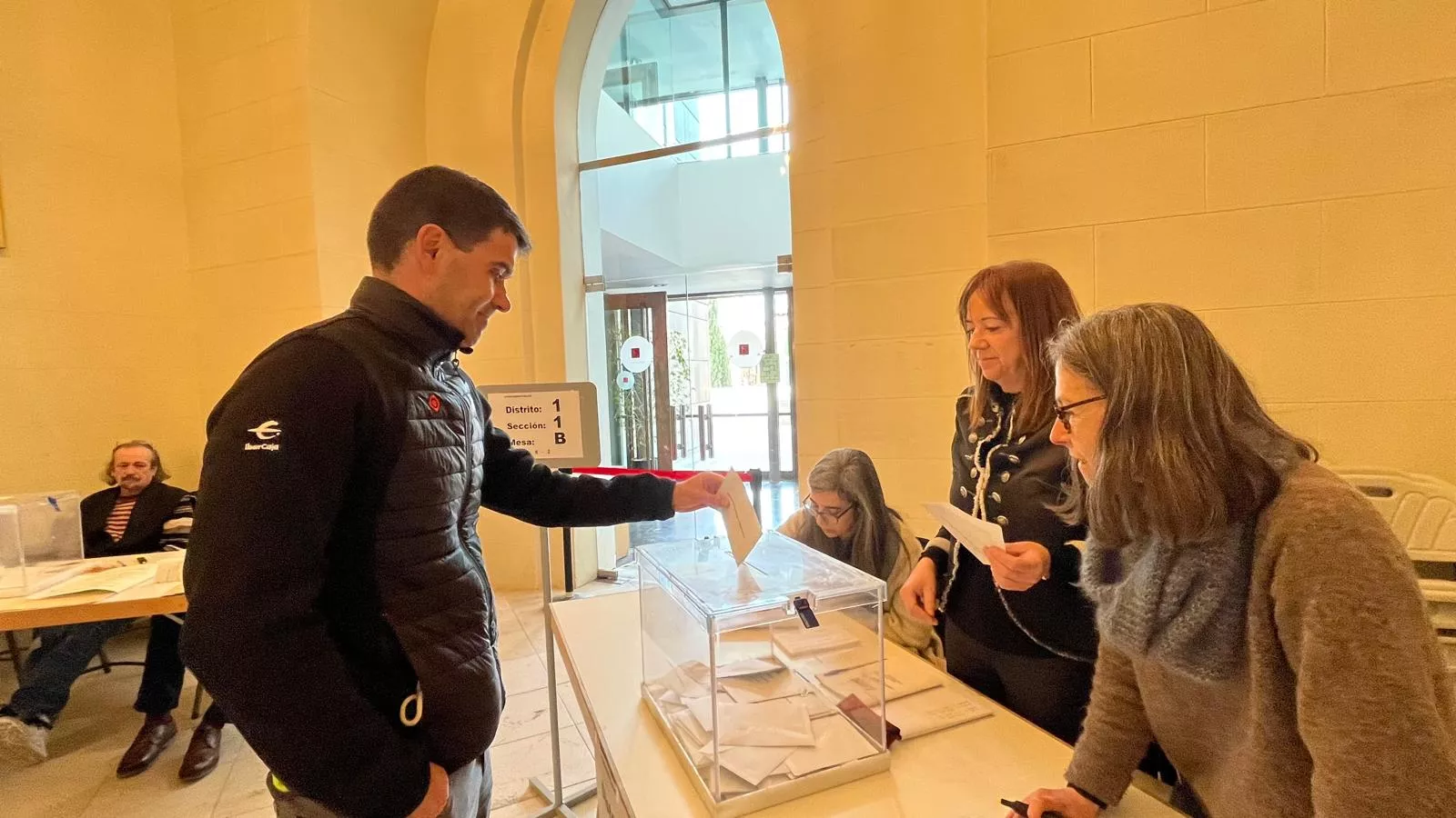 Votación en el colegio electoral del Ayuntamiento. Foto Mercedes Manterola