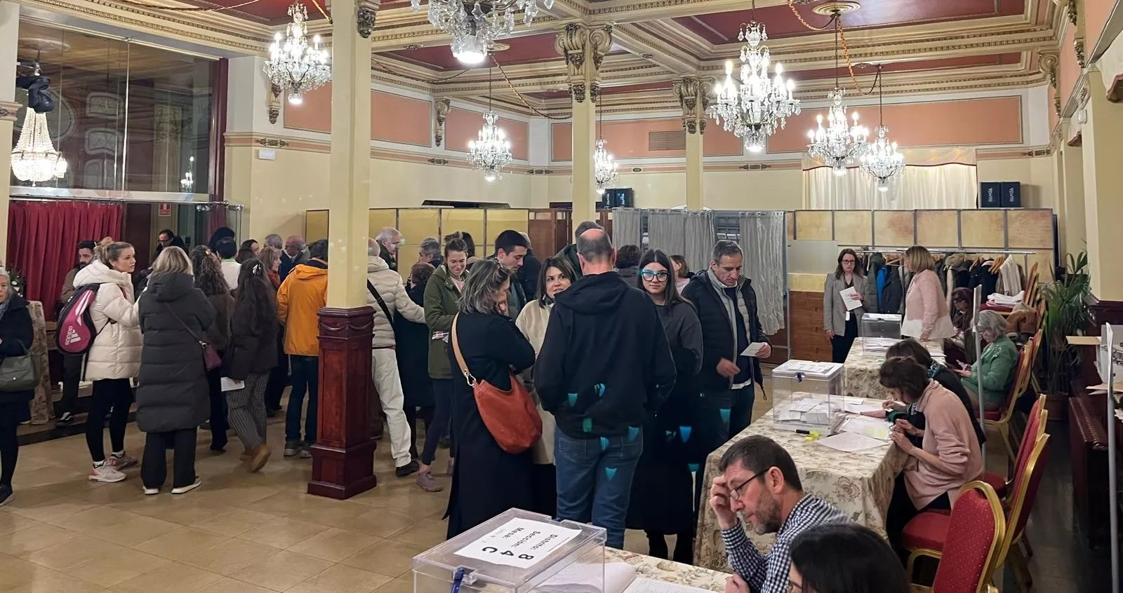 Votaciones en el colegio electoral ubicado en el Casino. Foto Mercedes Manterola