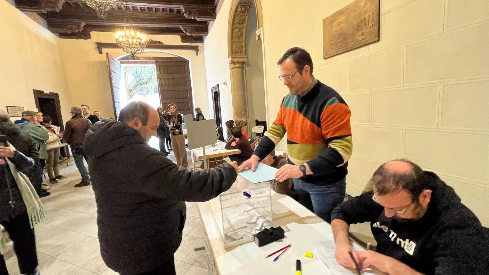 Votaciones en el colegio instalado en el Ayuntamiento. Foto Mercedes Manterola