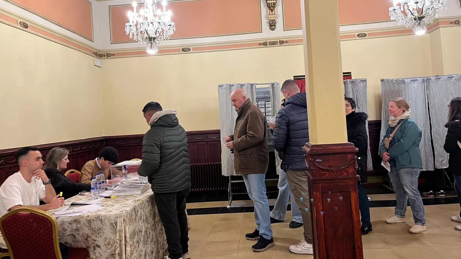 Votantes en el colegio del Casino. Foto Mercedes Manterola
