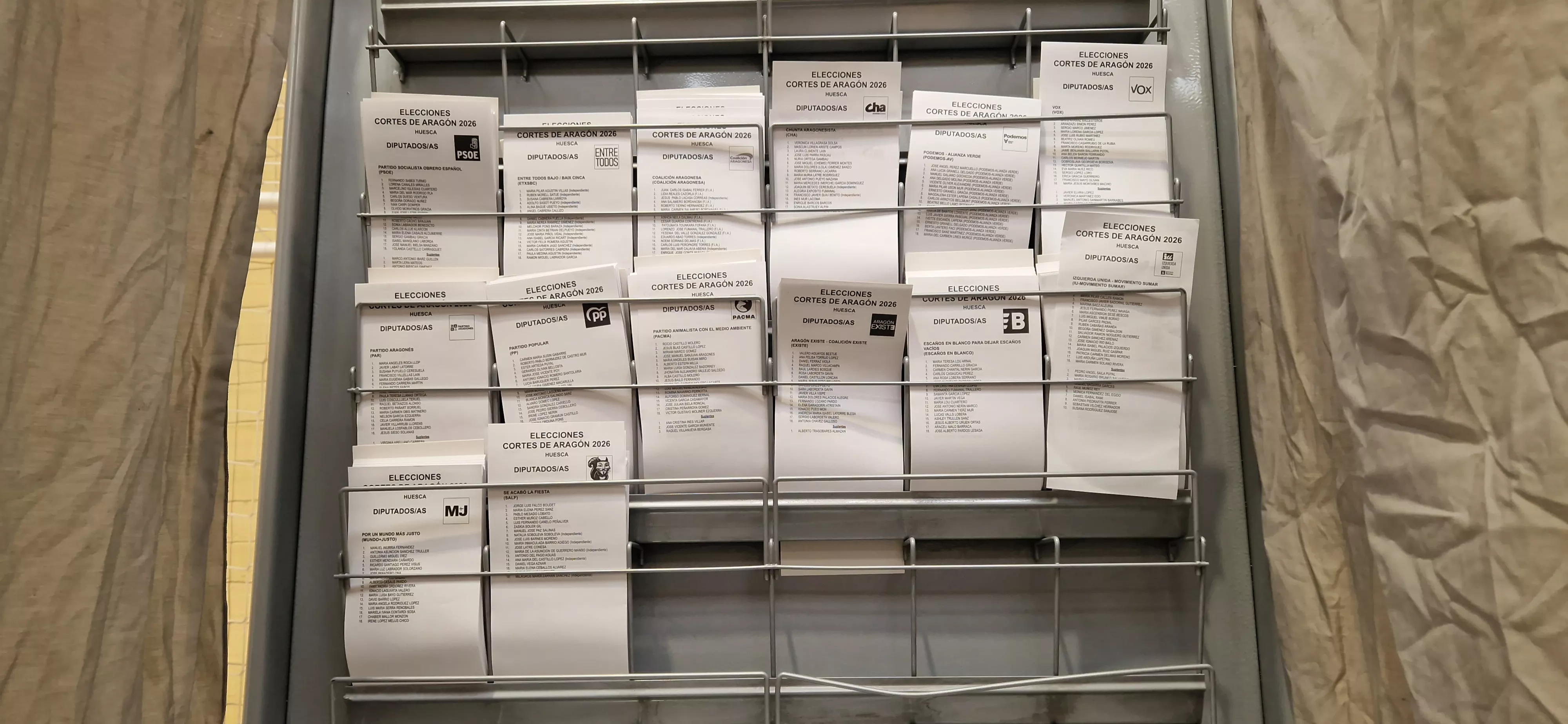 Papeletas electorales, en el interior de una de las cabinas. Foto Myriam Martínez