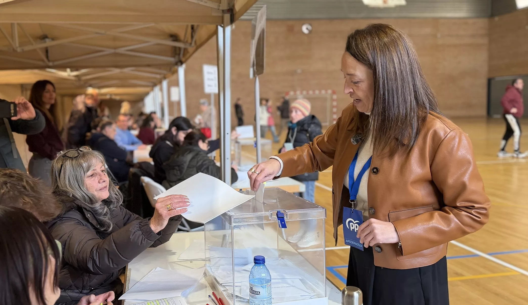 La candidata del PP Carmen Susín votando en el colegio Pedro J. Rubio.