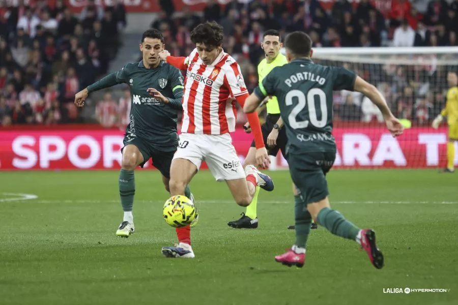 Jesús Álvarez y Portillo intentan taponar un disparo del rival. Foto: LaLiga