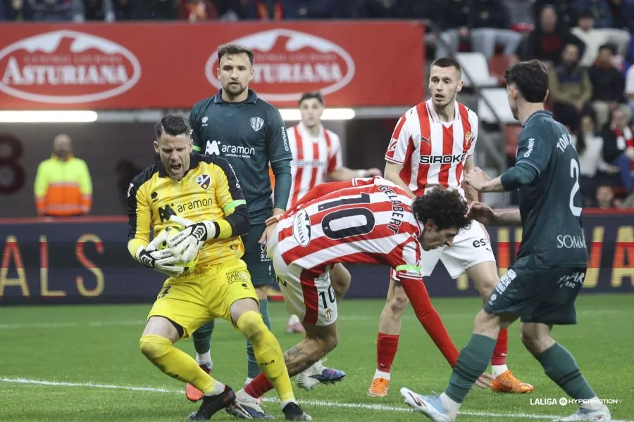 Dani Jiménez ataja un balón. Los jugadores del Huesca han rendido a mejor nivel.