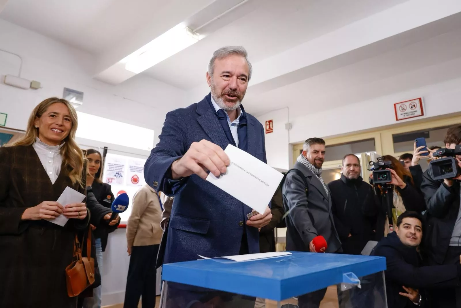 Jorge Azcón, votando esta mañana. El PP gana en Aragón aun dejándose dos escaños, el PSOE pierde 5, VOX se dispara hasta 14 y CHA hasta 6