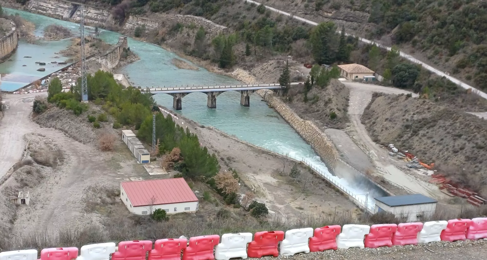 Salida de agua en Yesa ante la previsión de aumento de caudales en los ríos pirenaicos.