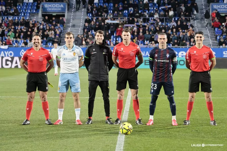 Francho y Arbilla, capitanes de Real Zaragoza y Eibar, con los árbitros del encuentro. Foto: LaLiga