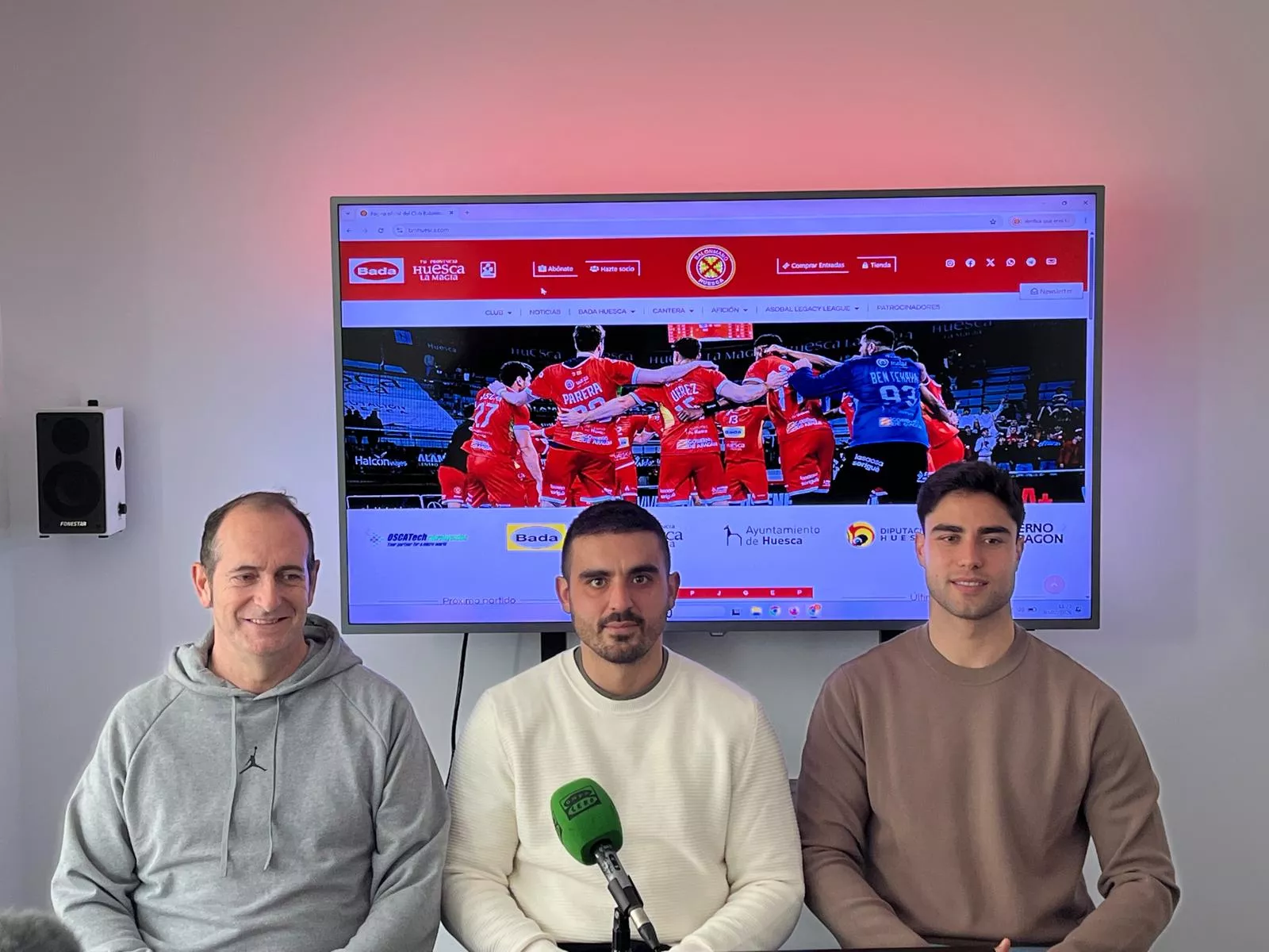 Nolasco, Toro y Suárez en la previa del partido de Bada Huesca ante Valladolid. Nolasco: "Necesitamos sumar y no hay ninguna excusa". Foto: Adri Mora