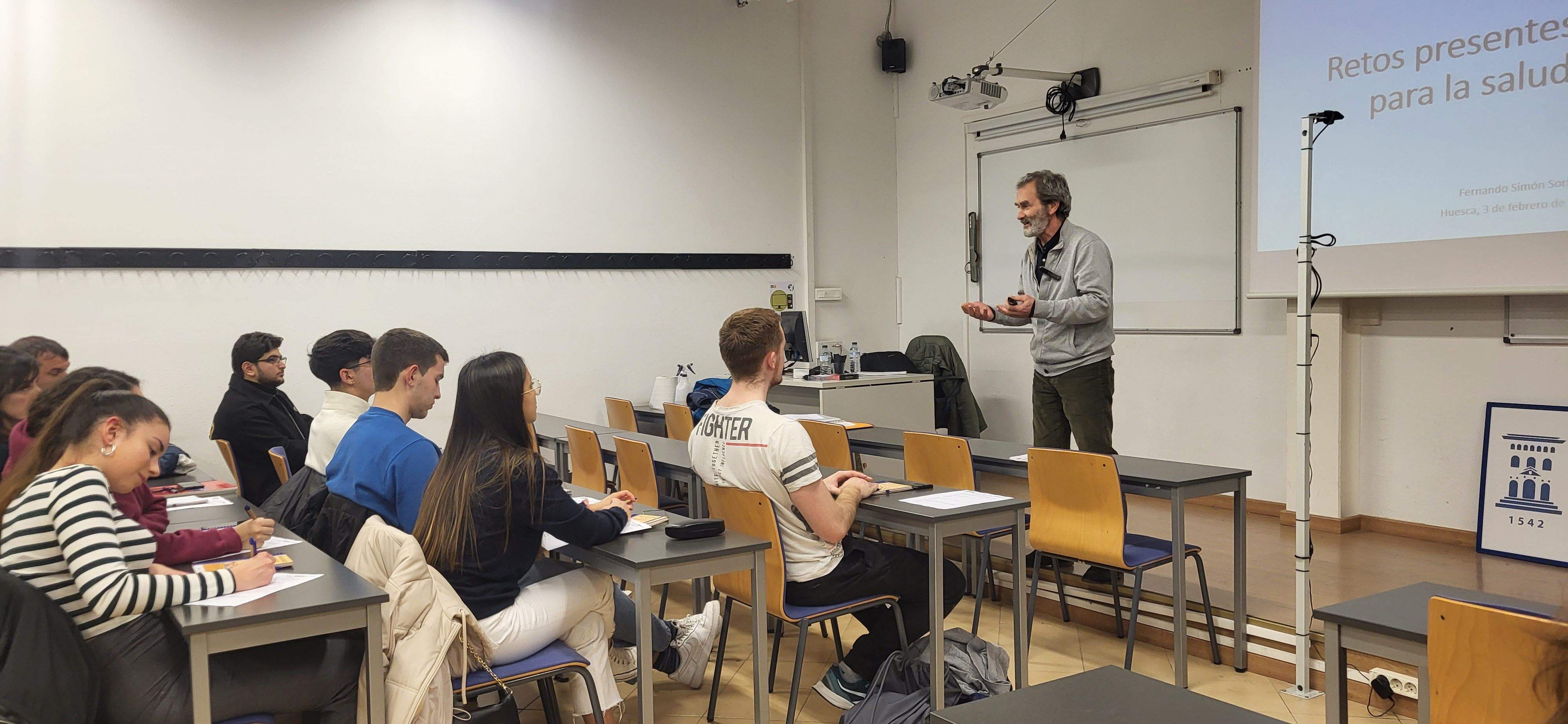 Fernando Simón se dirige al alumnado. Foto Myriam Martínez