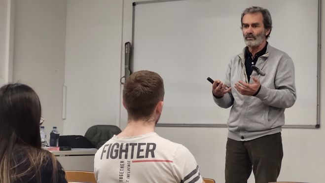 Simón ha indicado que hay que tomar medidas drásticas contra el cambio climático ya. Foto Myriam Martínez Simón ha indicado que hay que tomar medidas drásticas contra el cambio climático ya. Foto Myriam Martínez