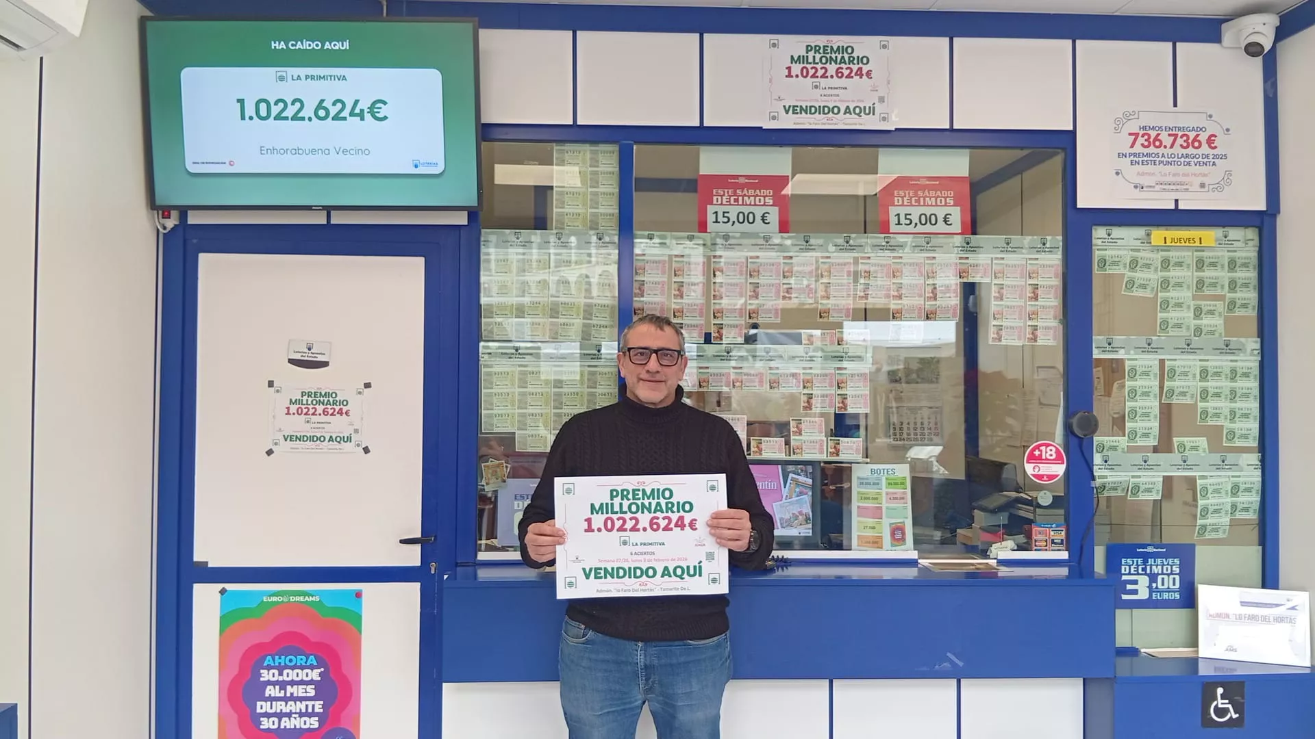 Marcos Faro con el cartel que acredita que ha vendido el boleto de Primitiva agraciado con 1.022.624 euros