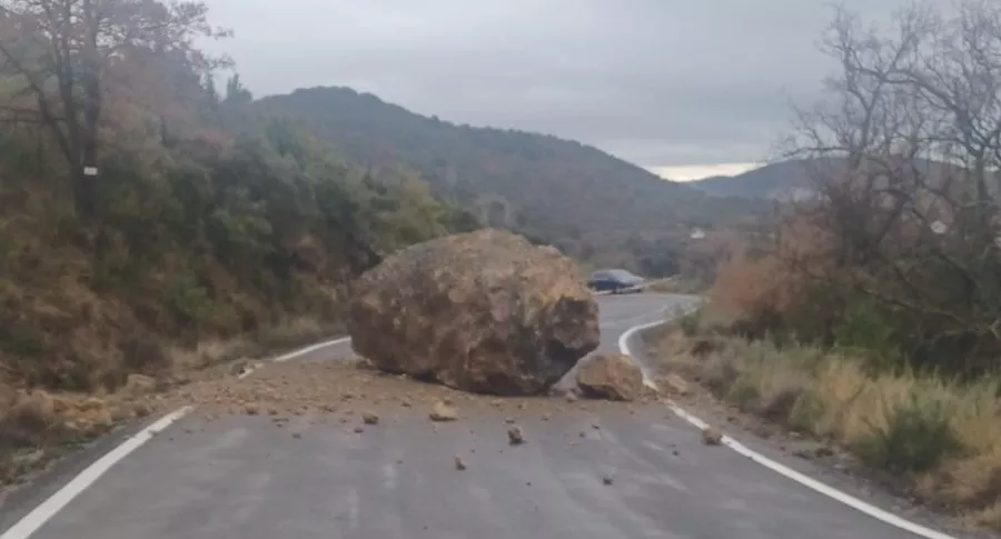 El desprendimiento de una roca de grandes dimensiones corta la A-2210 en Naval.