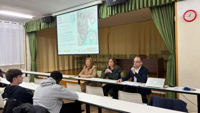 Las directoras generales Nuria Gayán y Ana Moracho celebran el Día de Internet Segura en el IES Sierra de Guara de Huesca