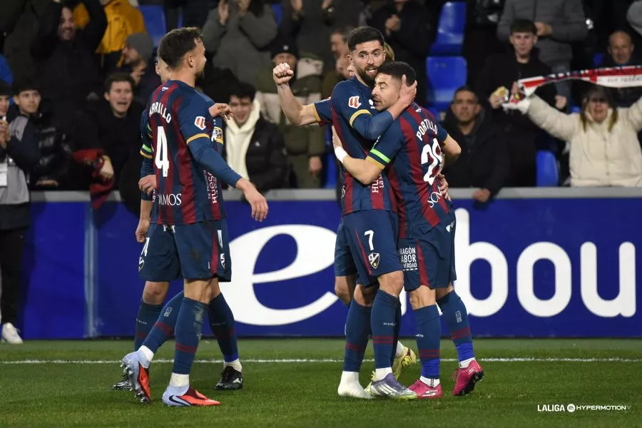 Jugadores del Huesca se abrazan tras el gol ante el Cádiz en El Alcoraz. Foto: LaLiga